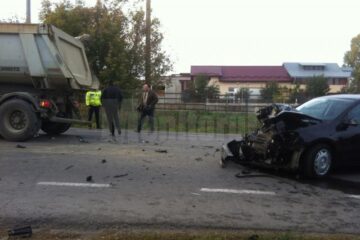 În urma impactului cu autotrenul, autoturismul VW a fost grav avariat, iar șoferul a suferit leziuni
