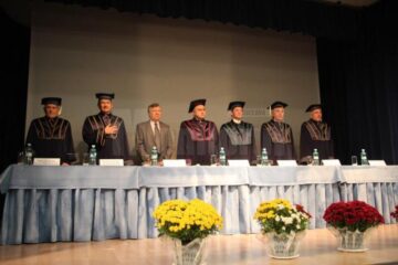 Prezidiul ceremoniei de acordare a distincției DHC