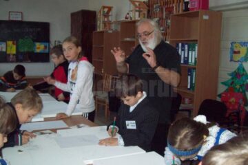 O delegație din Franța susține lecții de pictură pentru copiii din comuna de pe valea Bistriței