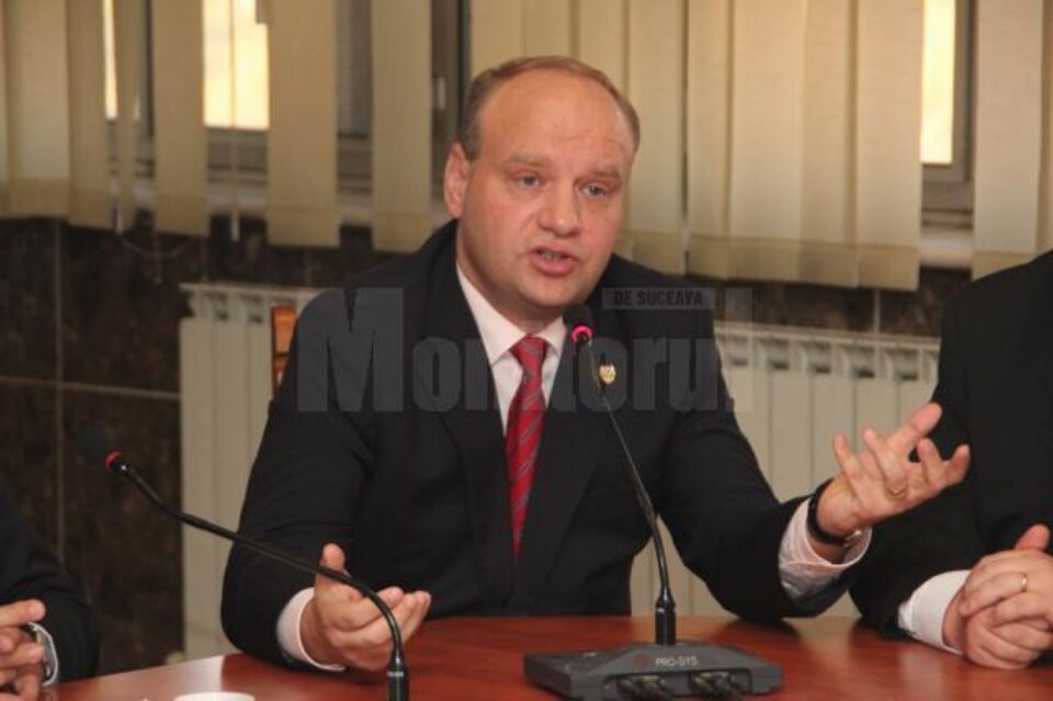 Ovidiu Donțu a fost invitat de Seredenciuc să ia cuvantul să povestească ce se mai întâmplă prin Falticeni