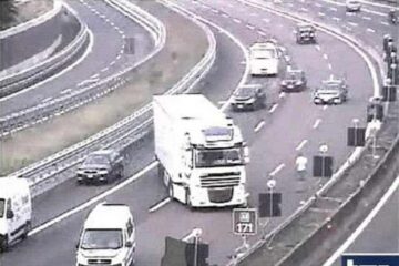 Pentru ca fetița aflată pe carosabil să nu fie lovită de alte mașini, șoferul român a blocat autostrada cu TIR-ul