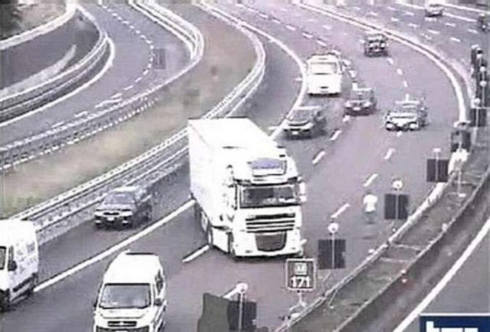 Pentru ca fetița aflată pe carosabil să nu fie lovită de alte mașini, șoferul român a blocat autostrada cu TIR-ul