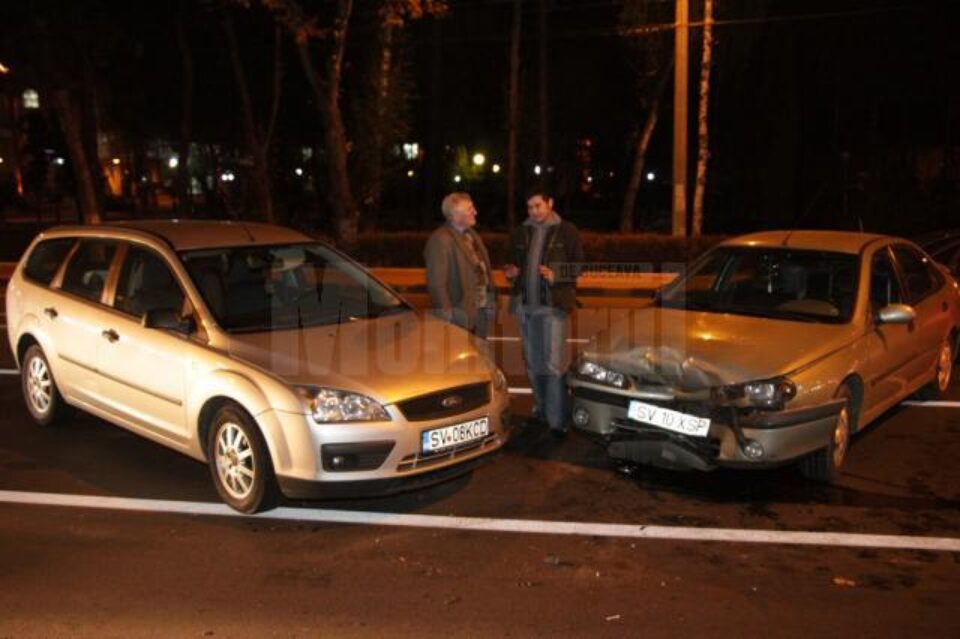 Impactul dintre cele două mașini nu a fost violent și s-a soldat doar cu pagube materiale