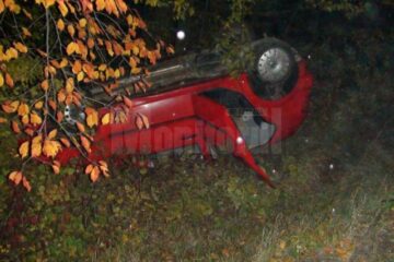 Autoturismul condus de tânărul băut și fără permis s-a răsturnat în pădurea de la marginea DN 29A