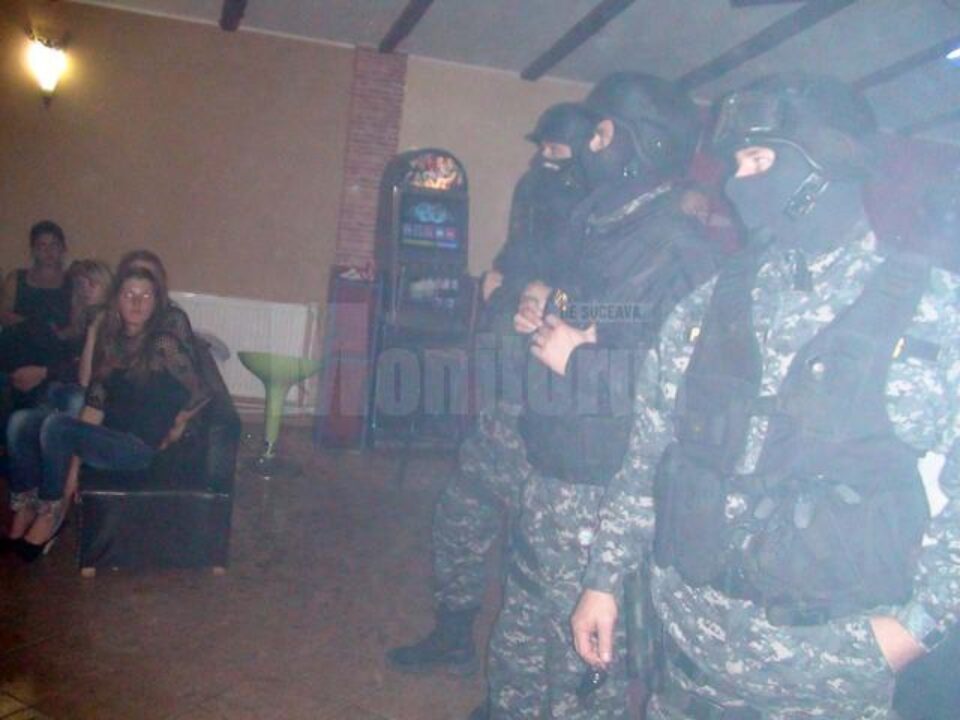 Raziile cu mascați ai politiei s-au desfășurat în 20 de baruri și discoteci