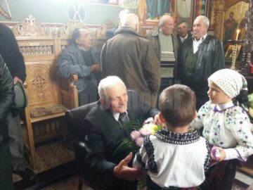 “Moș Alexa”, așa cum este cunoscut în sat, a fost sărbătorit de întreaga comunitate