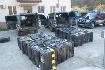 Aproape 55.000 de pachete, în valoare de 548.980 de lei, cât și două autoturisme de teren au fost ridicate în vederea confiscării