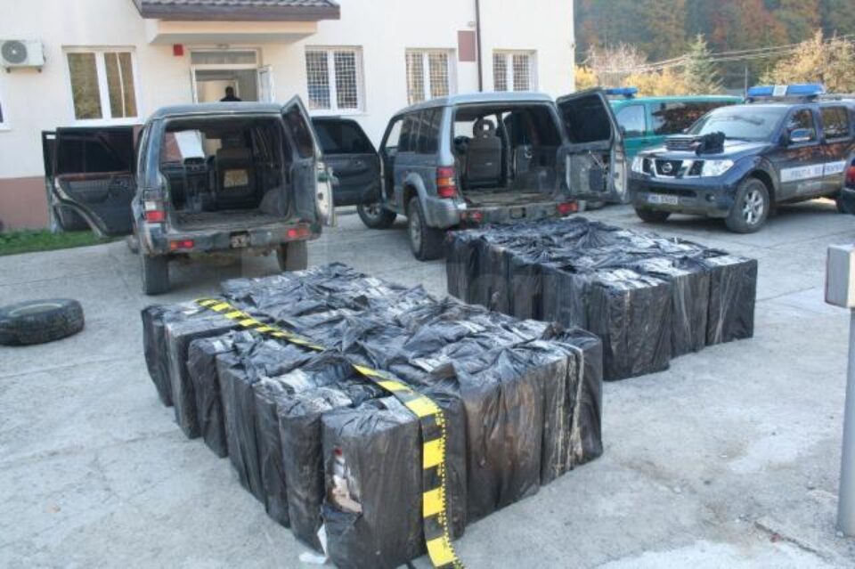 Aproape 55.000 de pachete, în valoare de 548.980 de lei, cât și două autoturisme de teren au fost ridicate în vederea confiscării Aproape 55.000 de pachete, în valoare de 548.980 de lei, cât și două autoturisme de teren au fost ridicate în vederea confiscării