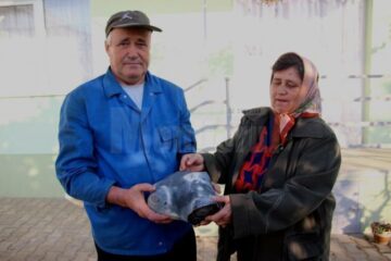 Veta și Ioan Pletosu spun că au găsit meteoritul în urma cu 25 de ani, când au mers la prăsit porumbul