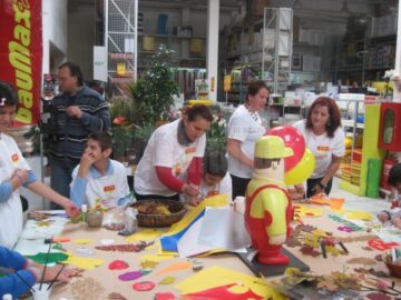 Copii cu nevoi speciale de la Blijdorp au confecționat ieri felicitări și colaje de toamnă, la Baumax