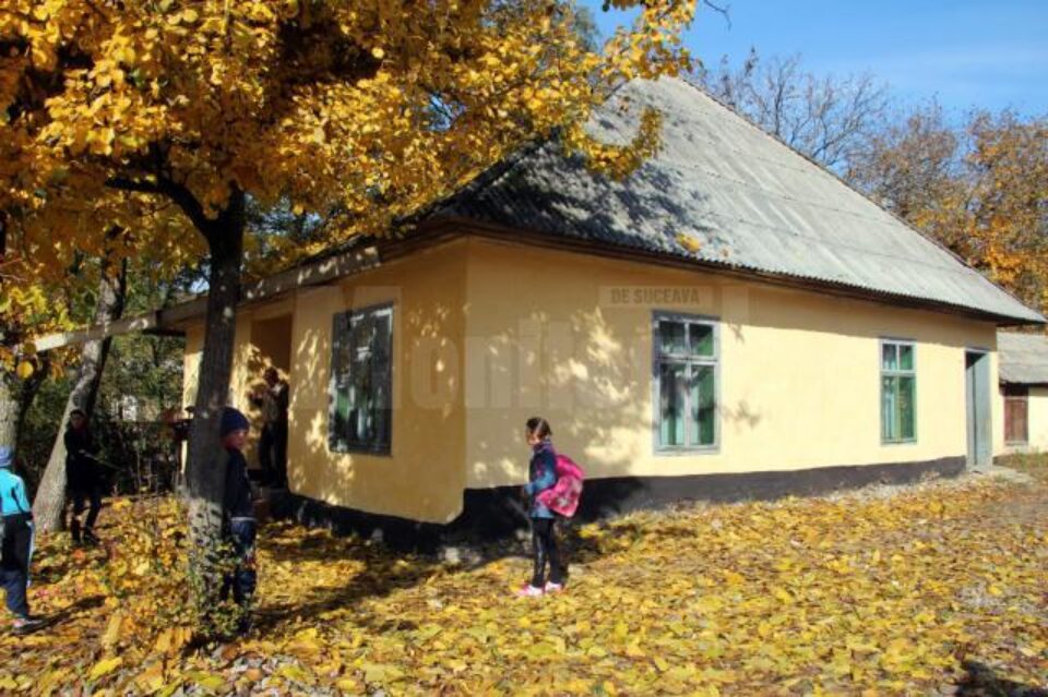 Construită în 1894, școala adăpostește 2 săli de clasă