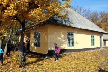 Construită în 1894, școala adăpostește 2 săli de clasă