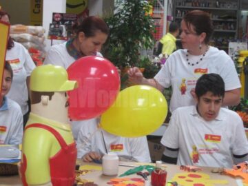 Copii cu nevoi speciale de la Blijdorp au confecționat ieri felicitări și colaje de toamnă, la Baumax