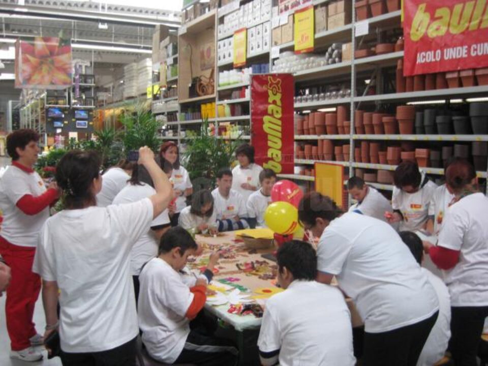 Copii cu nevoi speciale de la Blijdorp au confecționat ieri felicitări și colaje de toamnă, la Baumax