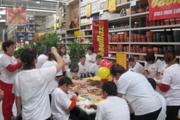 Copii cu nevoi speciale de la Blijdorp au confecționat ieri felicitări și colaje de toamnă, la Baumax
