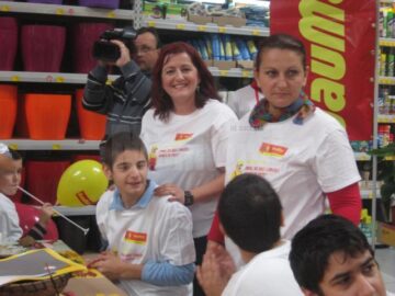 Copii cu nevoi speciale de la Blijdorp au confecționat ieri felicitări și colaje de toamnă, la Baumax