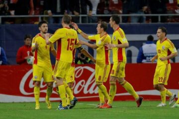 Jucătorii naționalei României se bucură că au prins barajul care-i poate duce la Mondialele din Brazilia
