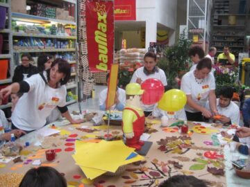 Copii cu nevoi speciale de la Blijdorp au confecționat ieri felicitări și colaje de toamnă, la Baumax
