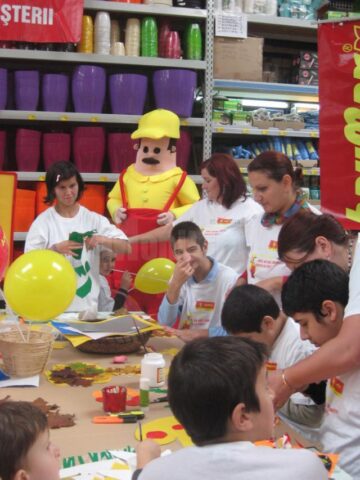 Copii cu nevoi speciale de la Blijdorp au confecționat ieri felicitări și colaje de toamnă, la Baumax