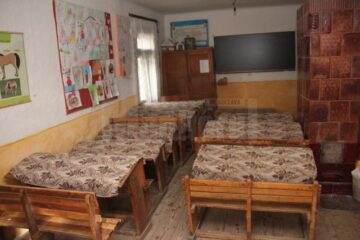 Sala de clasă este friguroasă și îngrămădită