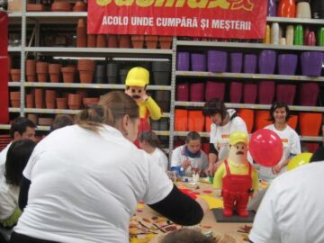 Copii cu nevoi speciale de la Blijdorp au confecționat ieri felicitări și colaje de toamnă, la Baumax