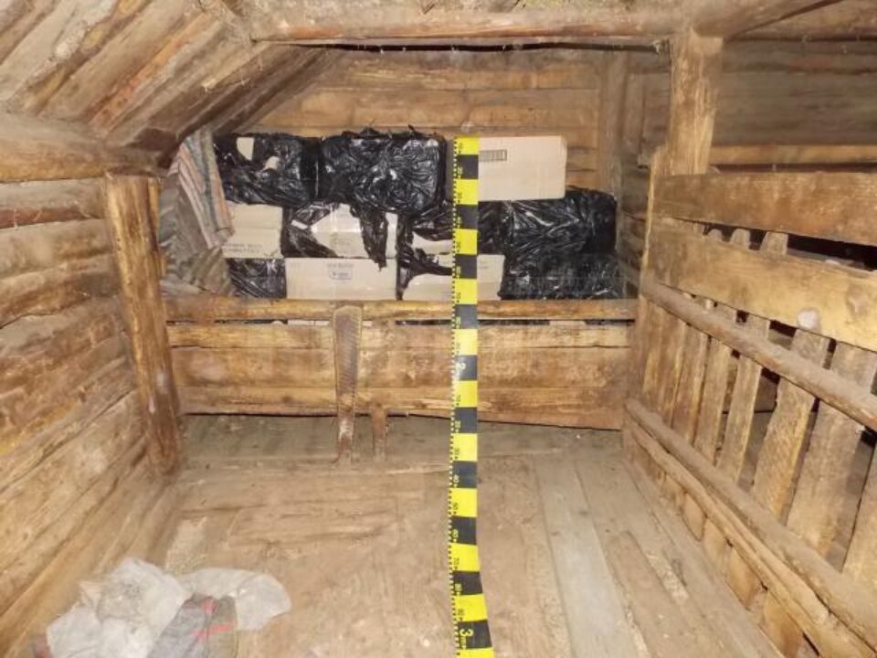 În ieslea din grajdul femeii au fost găsite țigări în valoare de 67.500 de lei