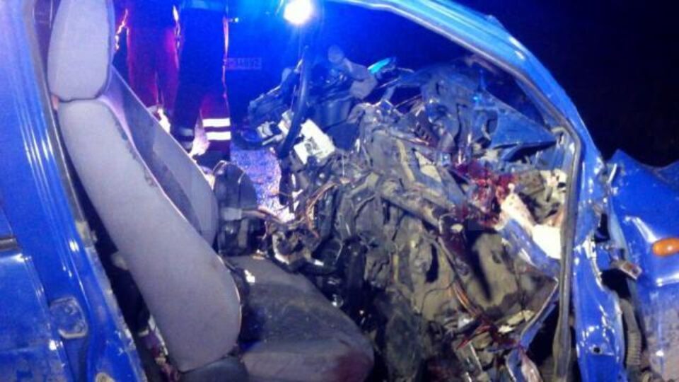 Autoturismul Matiz s-a izbit violent în microbuzul ce venea din sens opus