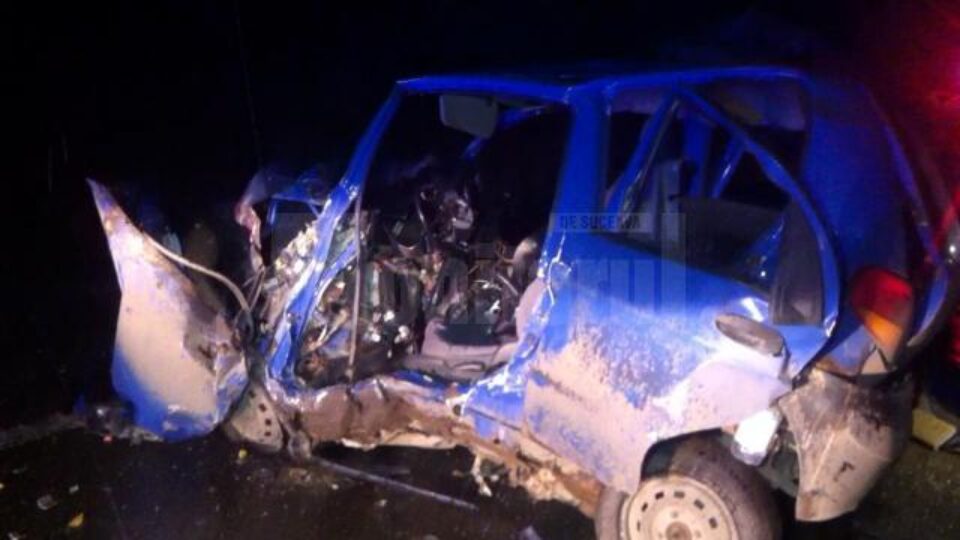 Autoturismul Matiz s-a izbit violent în microbuzul ce venea din sens opus
