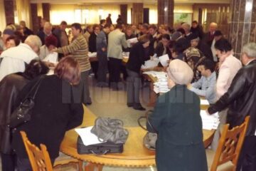 Aproximativ 5.000 de cereri au fost înmânate vineri reprezentanților asociațiilor de proprietari din oraș