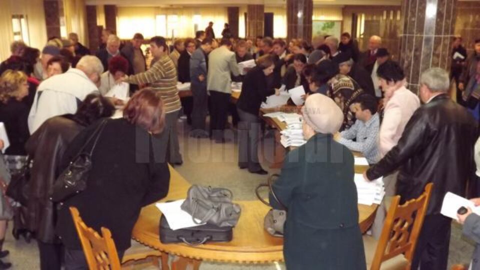 Aproximativ 5.000 de cereri au fost înmânate vineri reprezentanților asociațiilor de proprietari din oraș