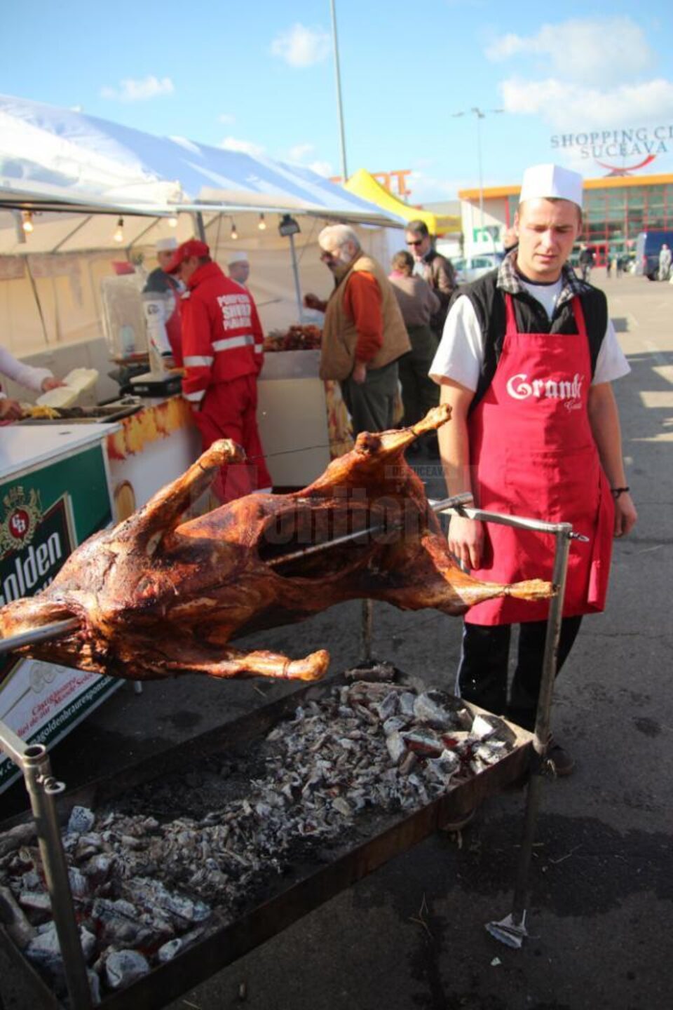 Berbecuț la proțap, stropit cu vin și mirodenii la „Serbările Toamnei Bucovinene” în parcarea Shopping City Berbecuț la proțap, stropit cu vin și mirodenii la „Serbările Toamnei Bucovinene” în parcarea Shopping City