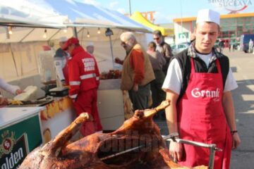 Berbecuț la proțap, stropit cu vin și mirodenii la „Serbările Toamnei Bucovinene” în parcarea Shopping City