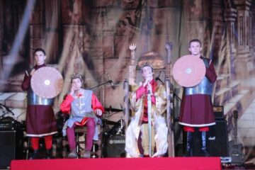 Sala Tronului reconstituită pe scena Casei de Cultură