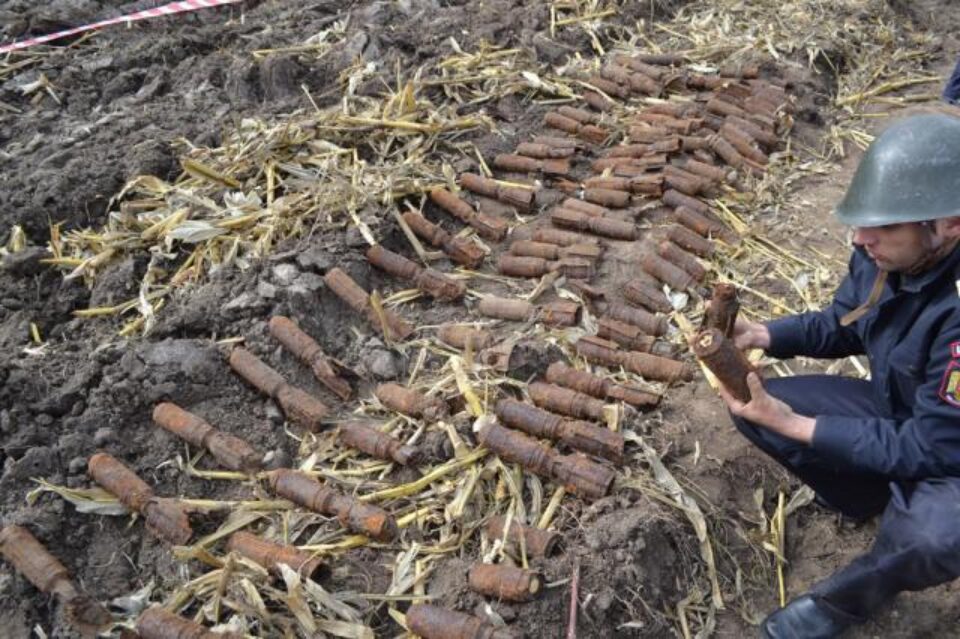Peste o sută de bombe de aviație și proiectile, găsite la marginea unui drum județean