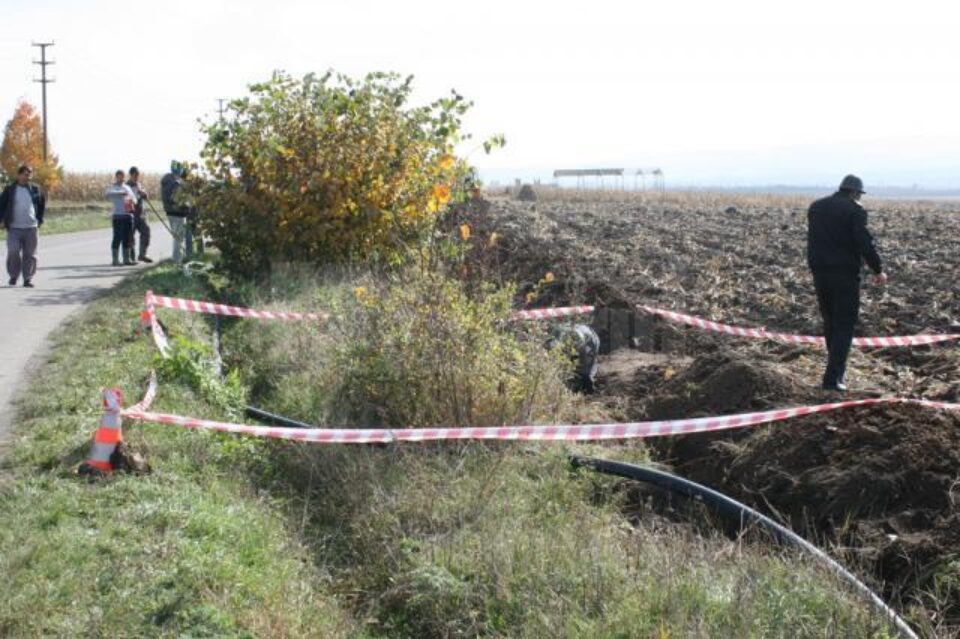 Peste o sută de bombe de aviație și proiectile, găsite la marginea unui drum județean