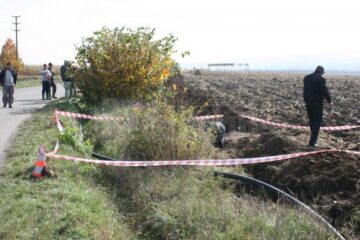 Peste o sută de bombe de aviație și proiectile, găsite la marginea unui drum județean