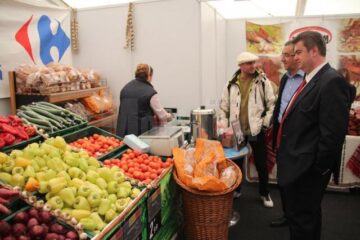 Aproape 50 de producători din țară, prezenți pentru trei zile la „Serbările Toamnei Bucovinene”