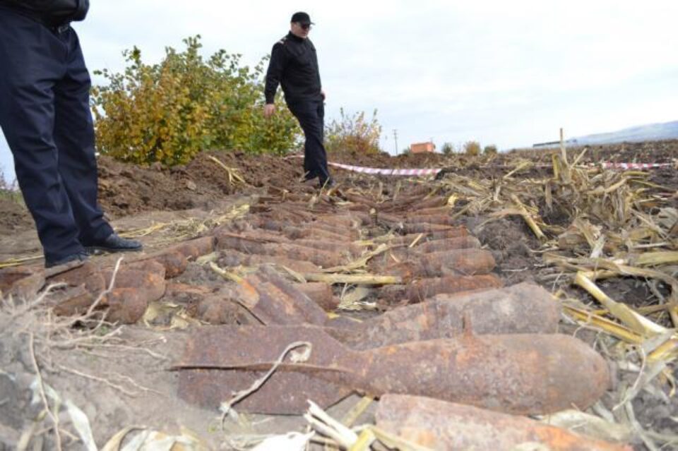 Peste o sută de bombe de aviație și proiectile, găsite la marginea unui drum județean