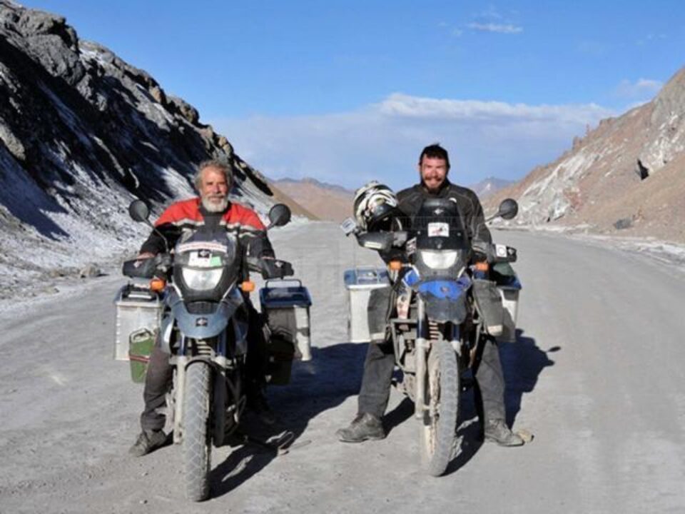Doi fotografi români, tată și fiu, au călătorit cu motocicletele prin Asia aproape 70 de zile