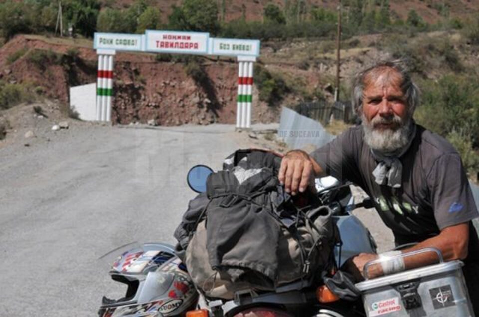 Doi fotografi români, tată și fiu, au călătorit cu motocicletele prin Asia aproape 70 de zile