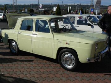 Paradă încântătoare a mașinilor retro, de la Trabant la Cadillac