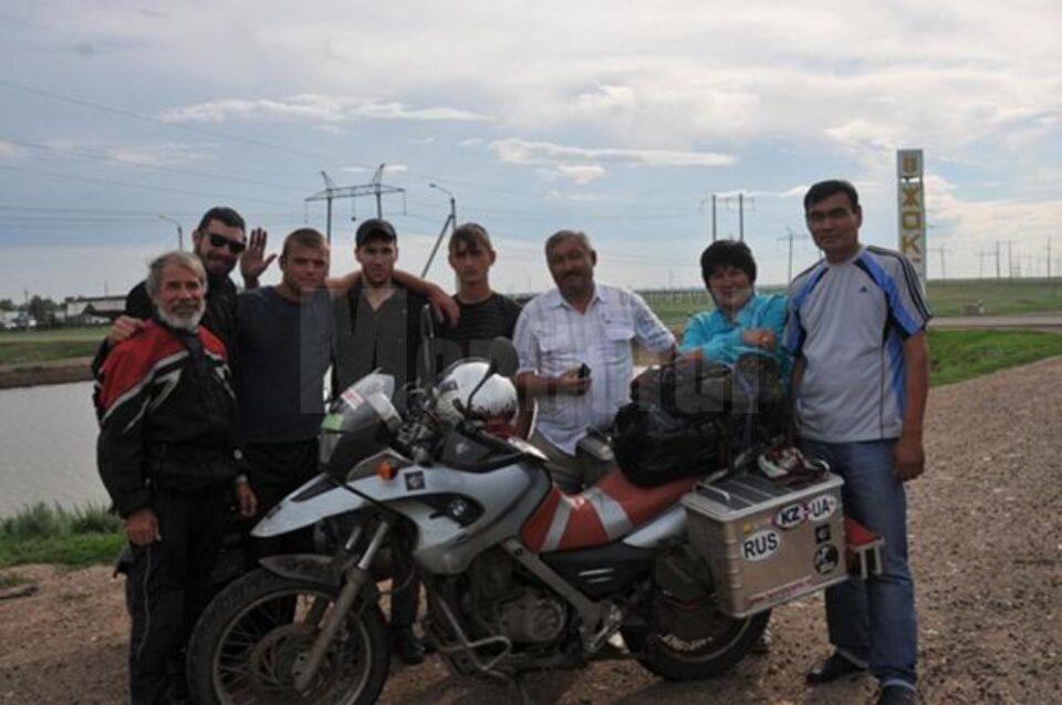 Doi fotografi români, tată și fiu, au călătorit cu motocicletele prin Asia aproape 70 de zile