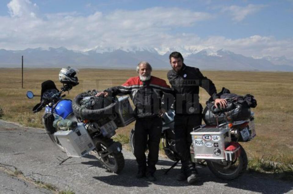 Doi fotografi români, tată și fiu, au călătorit cu motocicletele prin Asia aproape 70 de zile
