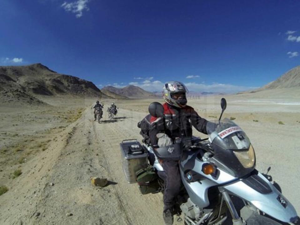 Doi fotografi români, tată și fiu, au călătorit cu motocicletele prin Asia aproape 70 de zile