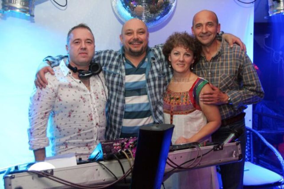 Dj Jacky, Cornel Grosar și soții Luminița si Dănuț Irimescu, cei patru oameni care asigură succesul discotecii de altădată Dj Jacky, Cornel Grosar și soții Luminița si Dănuț Irimescu, cei patru oameni care asigură succesul discotecii de altădată