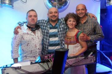 Dj Jacky, Cornel Grosar și soții Luminița si Dănuț Irimescu, cei patru oameni care asigură succesul discotecii de altădată