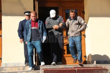 Procurorii cer ca individul care a bătut un polițist într-o scară de bloc să fie obligat la tratament medical