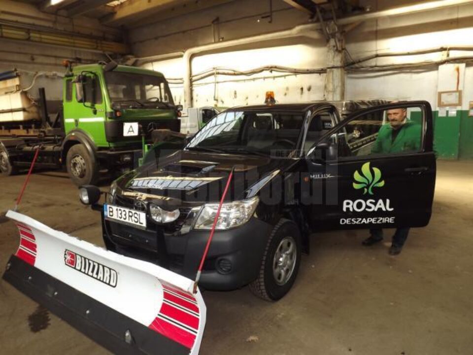 Mașinile de teren dotate cu lamă si sărăriță din SUA, noile arme ale Rosal în lupta cu zăpada și ghețușul de pe străzi