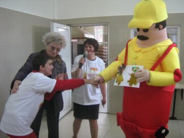 Ateliere de creație și spectacol cu copii aflați în dificultate, la Gura Humorului