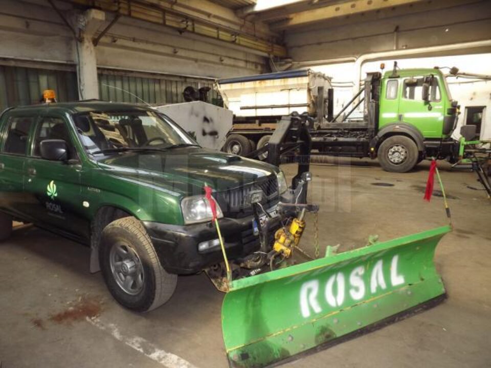 Mașinile de teren dotate cu lamă si sărăriță din SUA, noile arme ale Rosal în lupta cu zăpada și ghețușul de pe străzi
